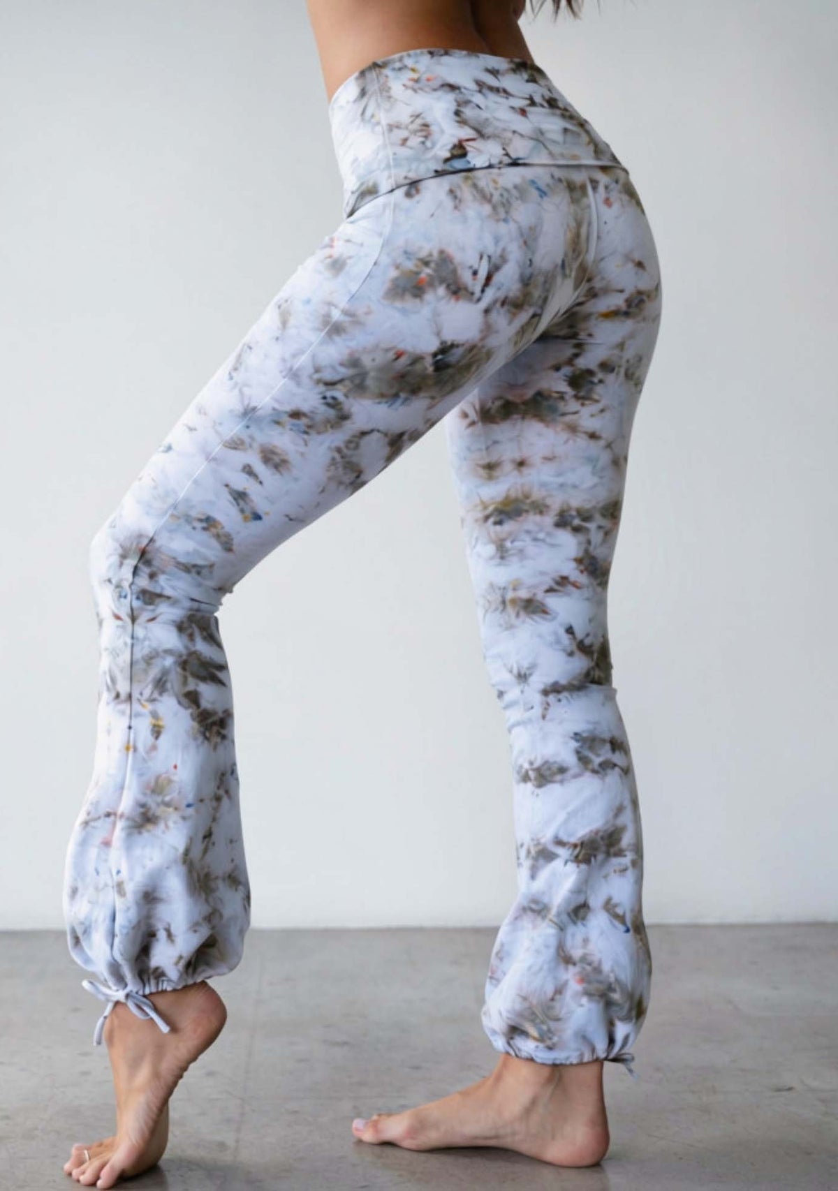 Side view of the JALA Nama Balloon Flare Legging in Morel