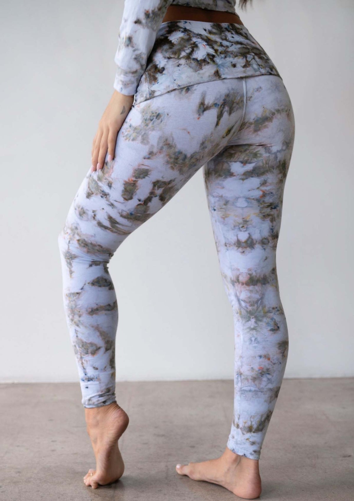 Back view of the JALA Nama Legging in Morel