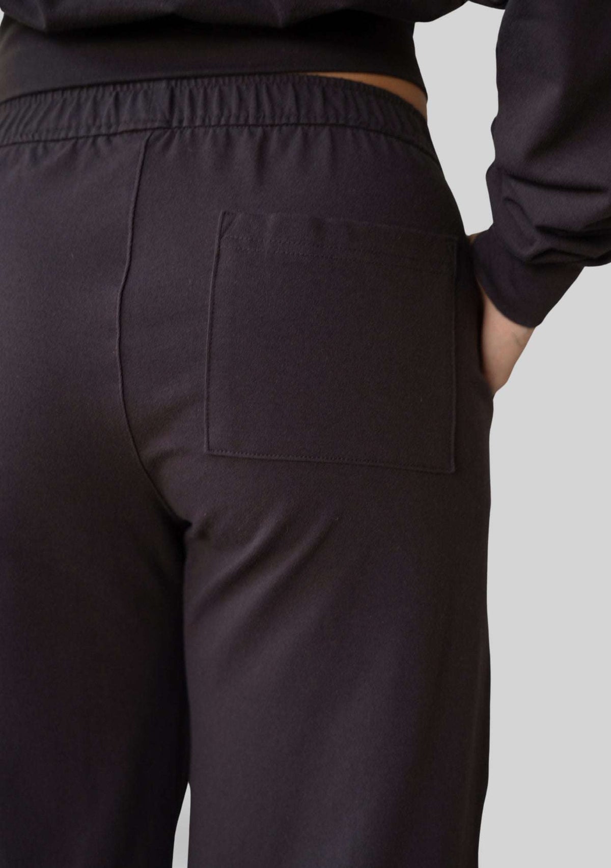 Close up of the pocket detail on the JALA Bliss Barrel Pant in Chocolate