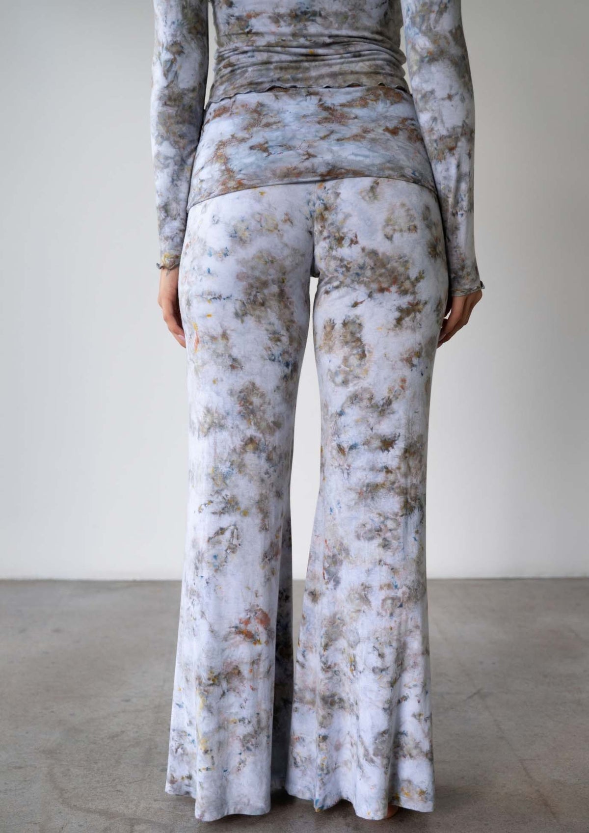 Back view of the JALA Chill Yoga Pant in Morel