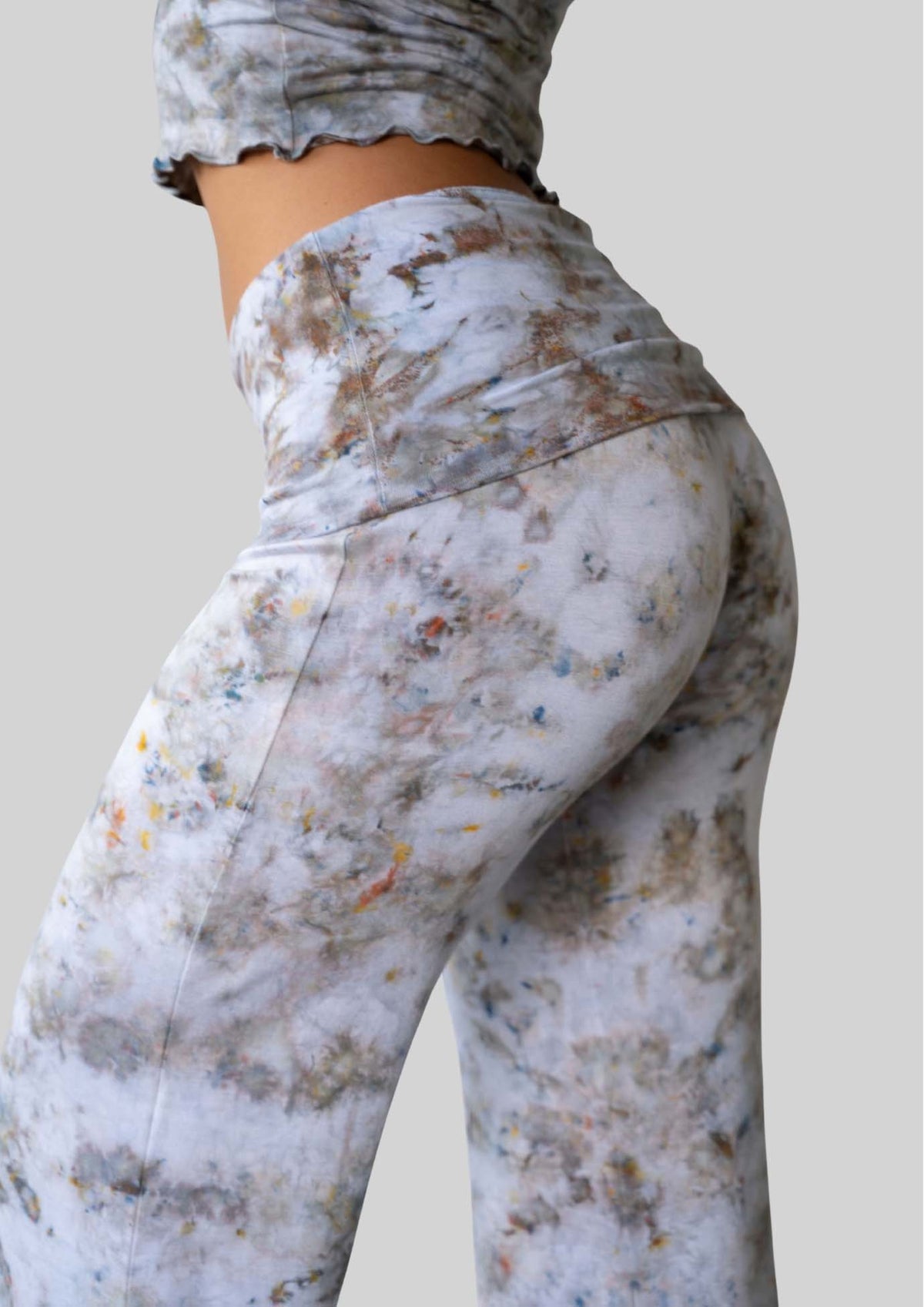 Close up of the roll down waist on the JALA Chill Yoga Pant in Morel