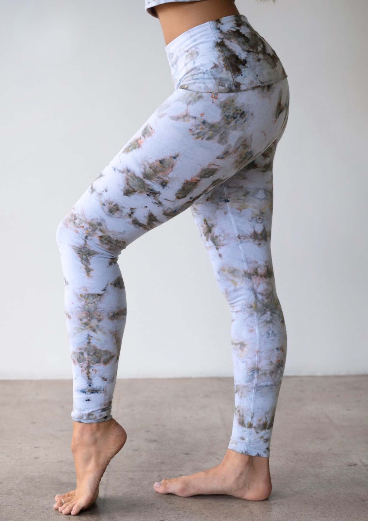 Side view of the JALA Nama Legging in Morel