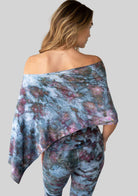 Jala Unwind Poncho in Aurora - detail view